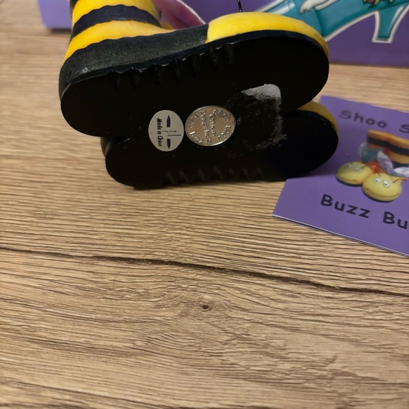 Willow Hall Collectibles Shoo Shoo Miniature Shoe - BUZZ BUZZ Bee - Picture 3 of 3